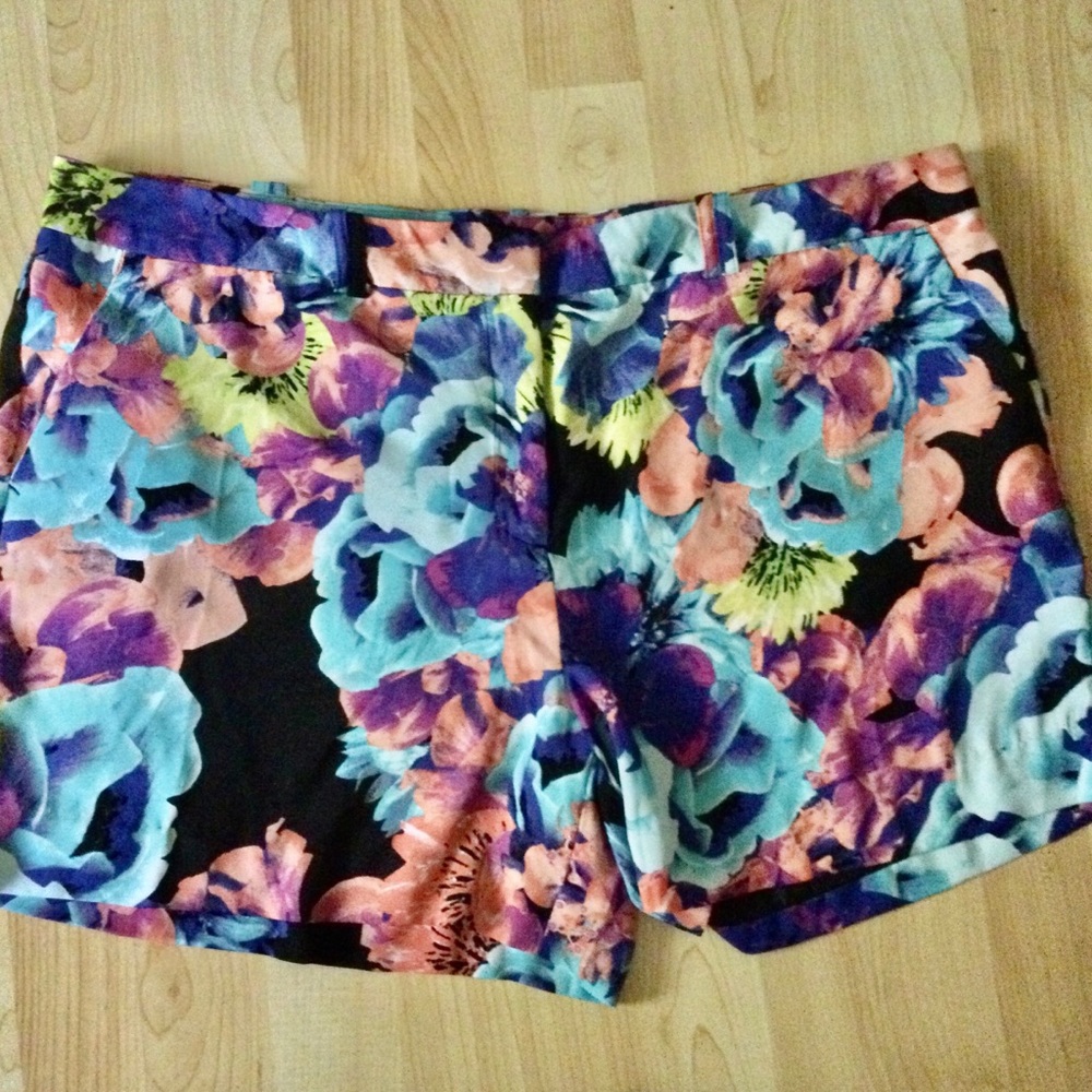 Women’s Modern Fit Dress Shorts NWOT